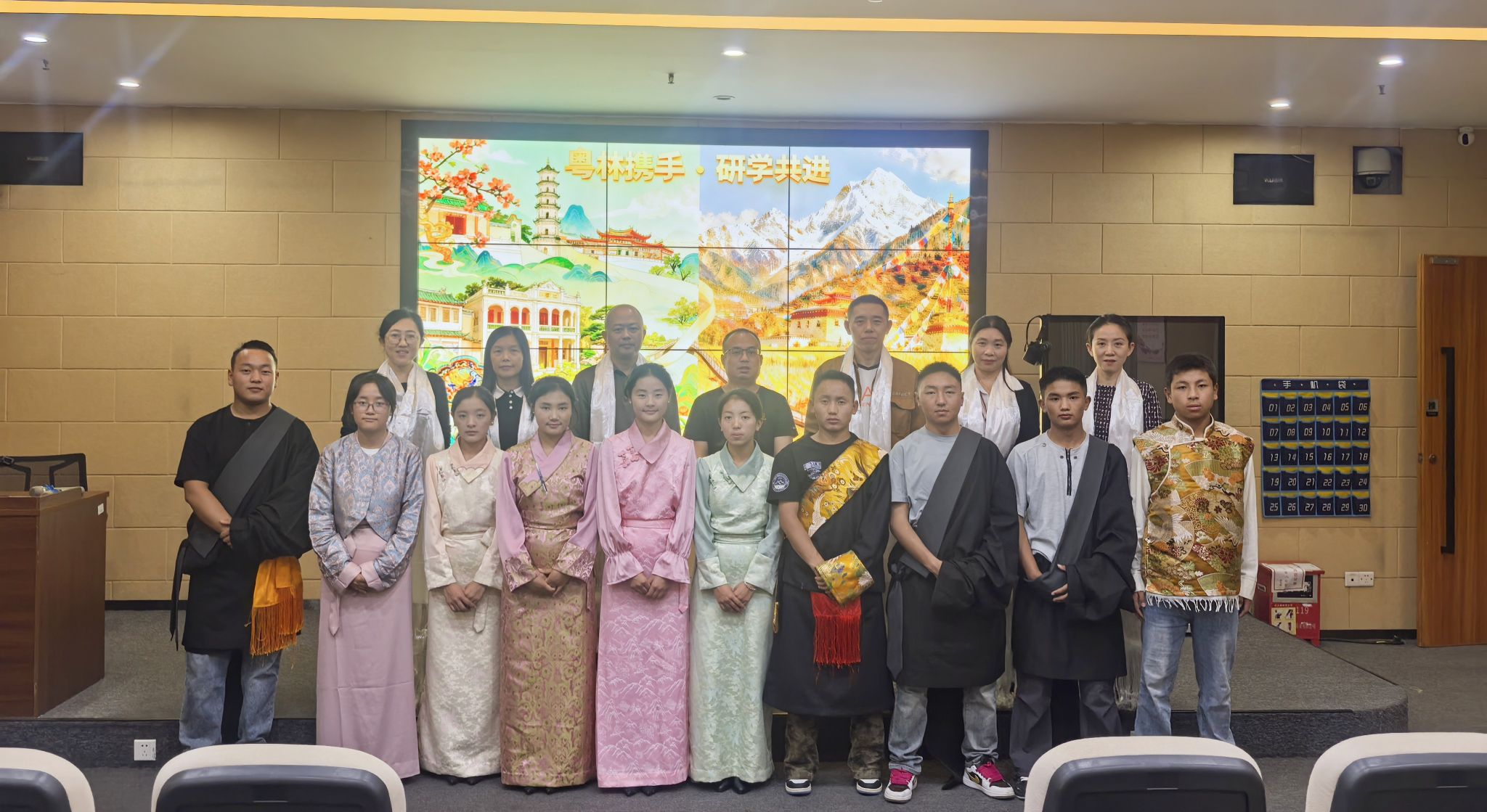 林芝职校旅游专业师生来我校访学