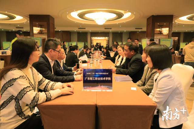 校企洽谈合作。